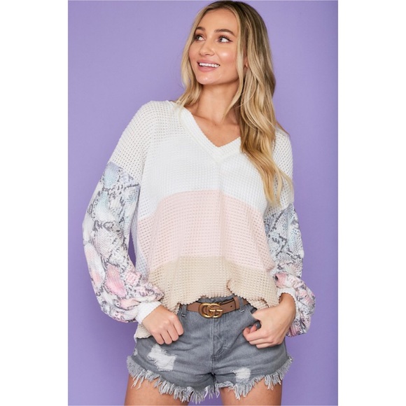 ❤️LAST 2! Snakeskin Detail Contrast V Neck Top! - Picture 2 of 10